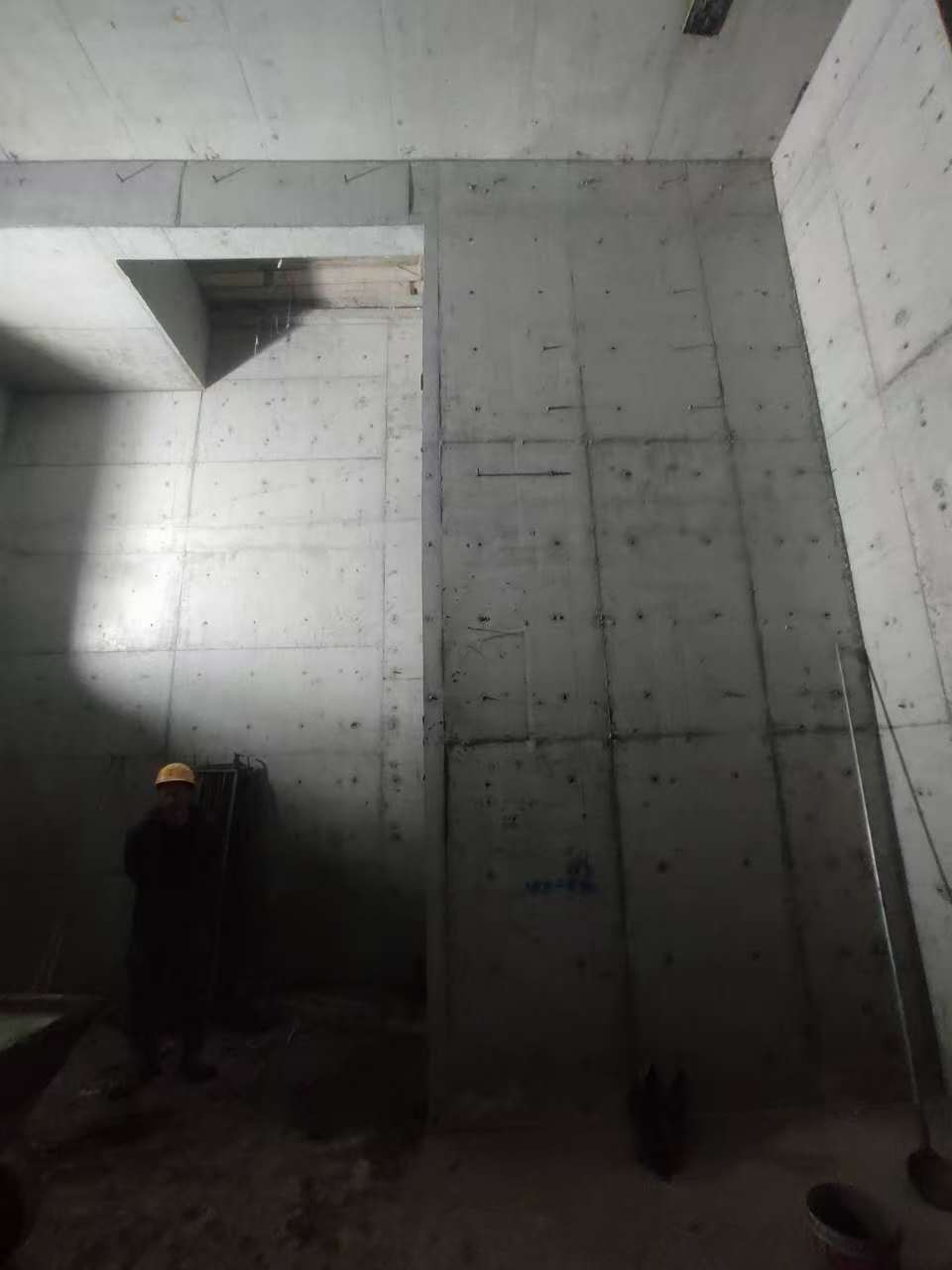 海兴墙上开槽钢筋断了有影响吗